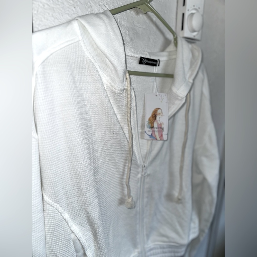 WHITE ZIP UP HOODIE/SHORTS SET